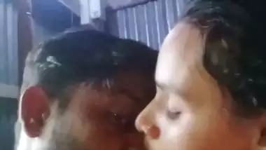 Dhaka guy boob presses and kisses in desi x video
