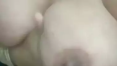 Bhabhi holding milky boobs in Pakistani solo nude clip