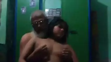 Old Muslim Sasur fucks his Bahu in Bangladeshi sex video