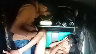 Local lovers from Srilanka fucking inside auto rickshaw