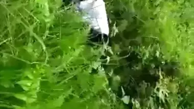 Catches a college couple fucking in an Indian outdoor sex