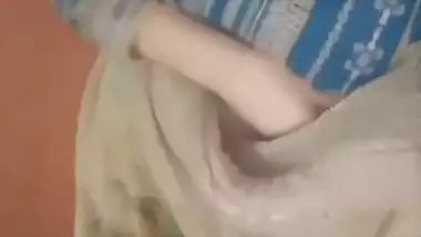 Horny maal biting lips and boobs show viral MMS