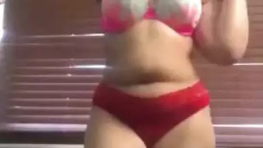 Big ass Paki naked striptease MMS