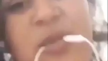 Bhabhi sex affair video call showing boobs to secret lover