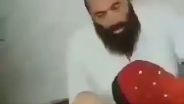 Pakistani sex MMS of a Maulana fucking his maid secretly