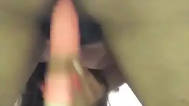 Indian nude MMS of a milf fucking her pussy with a dildo