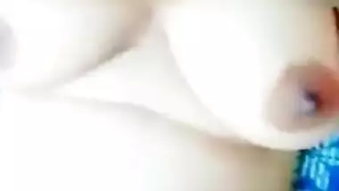 Natural Desi MILF shows XXX boobs and squeezes them so sexy on camera