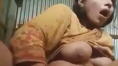 Indian lady masturbating MMS for her lover