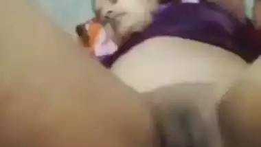 Satisfying desi MILF by Rubbing pussy with honey porn