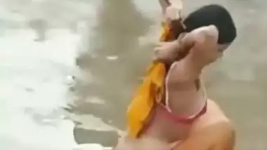 Petticoat bhabhi outdoor bath caught by neighbor