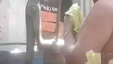 Neighbor aunty bathing with son entering viral MMS