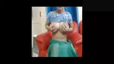 Woman lifts blue top to play with sexy boobies in webcam XXX video