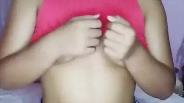 SEXY BABE SHOWING HER BOOBS MUST WATCH