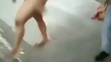 Indian nude MMS of a Kolkata slut walking naked on streets