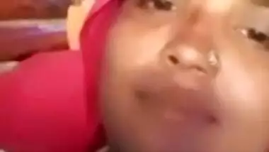 Rajasthani village wife dildoing pussy with cucumber