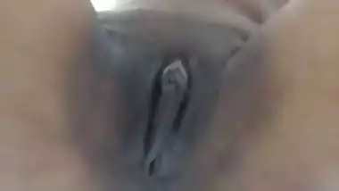 Desi girl showing pussy by placing mobile on the floor