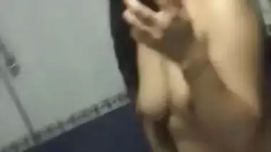 Desi girl showing her nude mirror selfie