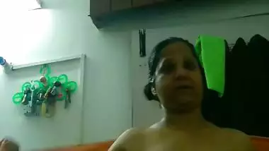 Stepmom naked after bath showing big boobs viral MMS