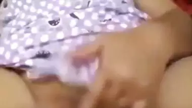 Indian girl masturbation MMS with a big cucumber