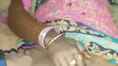 Local desi slut in saree masturbating video