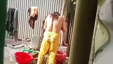 Neighbor Bengali aunty bathing outdoor caught on camera