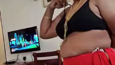 Mature aunty wearing dress and viral boobs showing