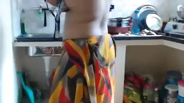 Kitchen nude video of Desi Model wife