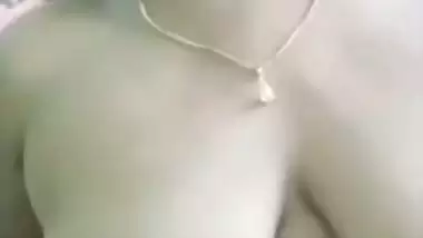 Hot wife on Chamet goes nude during paid viral cam chat