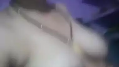 Desi bhabi fingering pussy