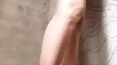 Desi nude lady baths and shoots her MMS