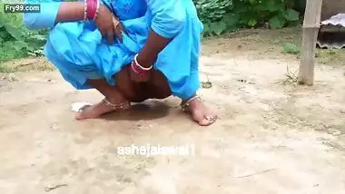 Desi village bhabi pee