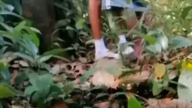 Guy enjoys GF’s pussy under a tree in Indian outdoor sex