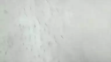 Desi bhabhi showing awesum clean chut