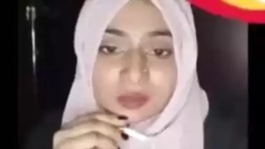 Hijabi Desi XXX girl loves playing with her chubby pussy on cam