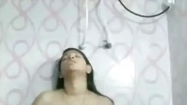 Exclusive- Sexy Indian Girl Bathing