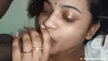 Cheating lady gives a desi blowjob to her horny lover