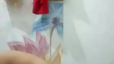 Beautiful desi girl nude bathing recorded herself