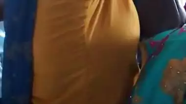 Tamil married chudi aunty hot view in bus 