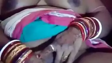 Local desi mami masturbating using brinjal inside pussy