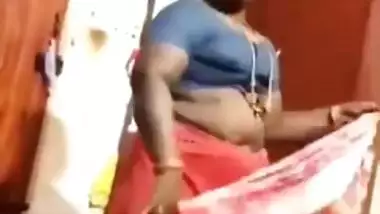 Mallu Bhabhi Wearing Saree